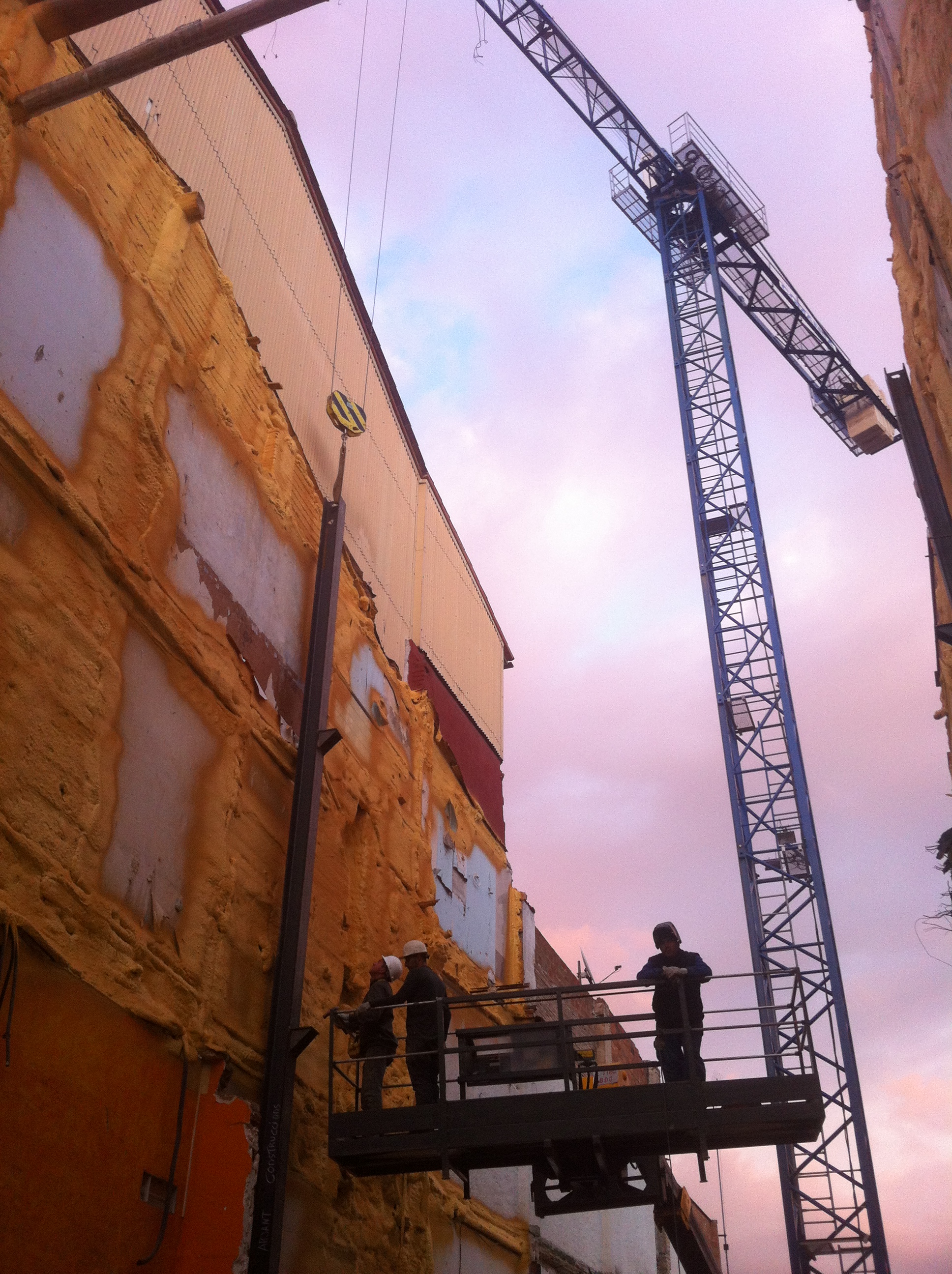 Inici de les obres de  construcció d'un edifici plurifamiliar al Passeig Sant Joan, 62 de MANLLEU.