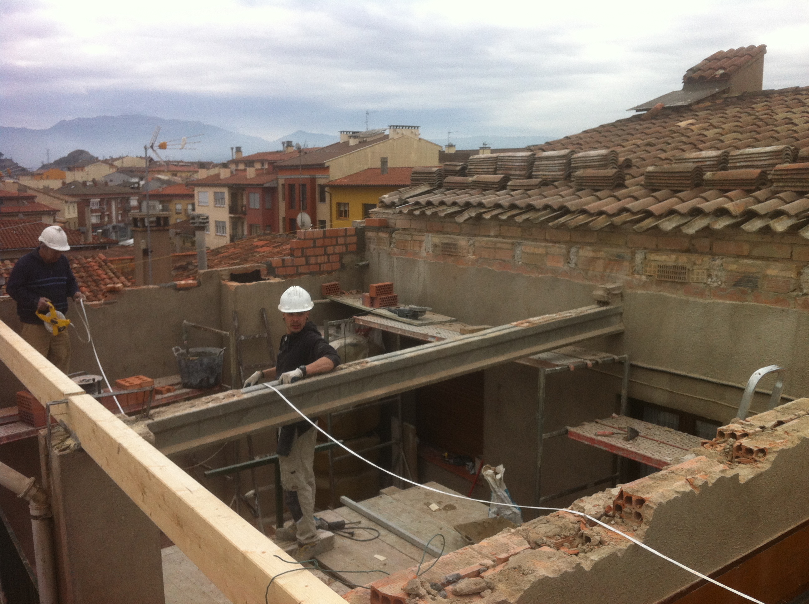 Inici de les obres de rehabilitació de la coberta d'un habitatge plurifamiliar a Tona.