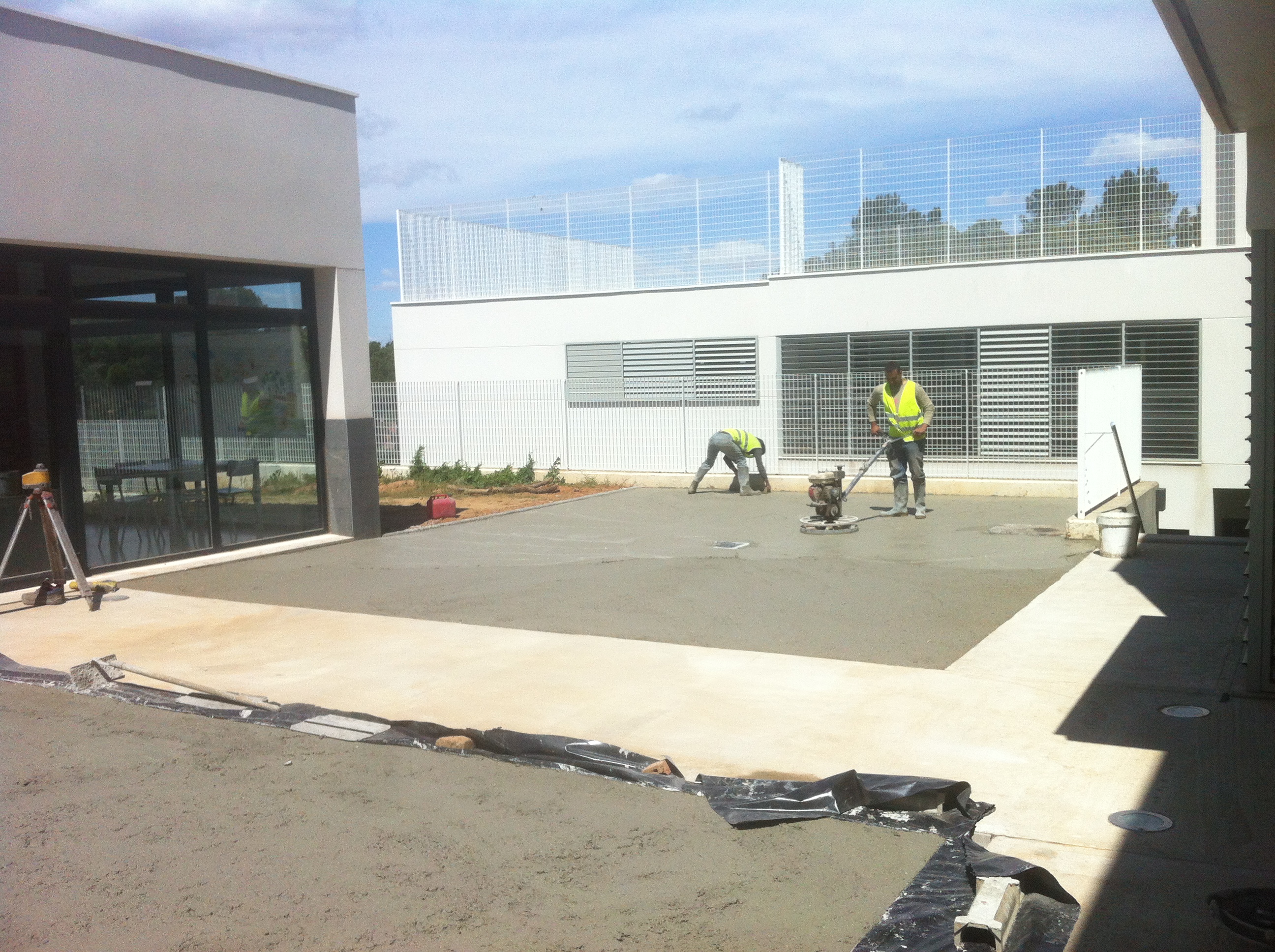 Arranjament i pavimentació de zones exteriors d'un centre psico pedagògic Guru de VALLDOREIX.