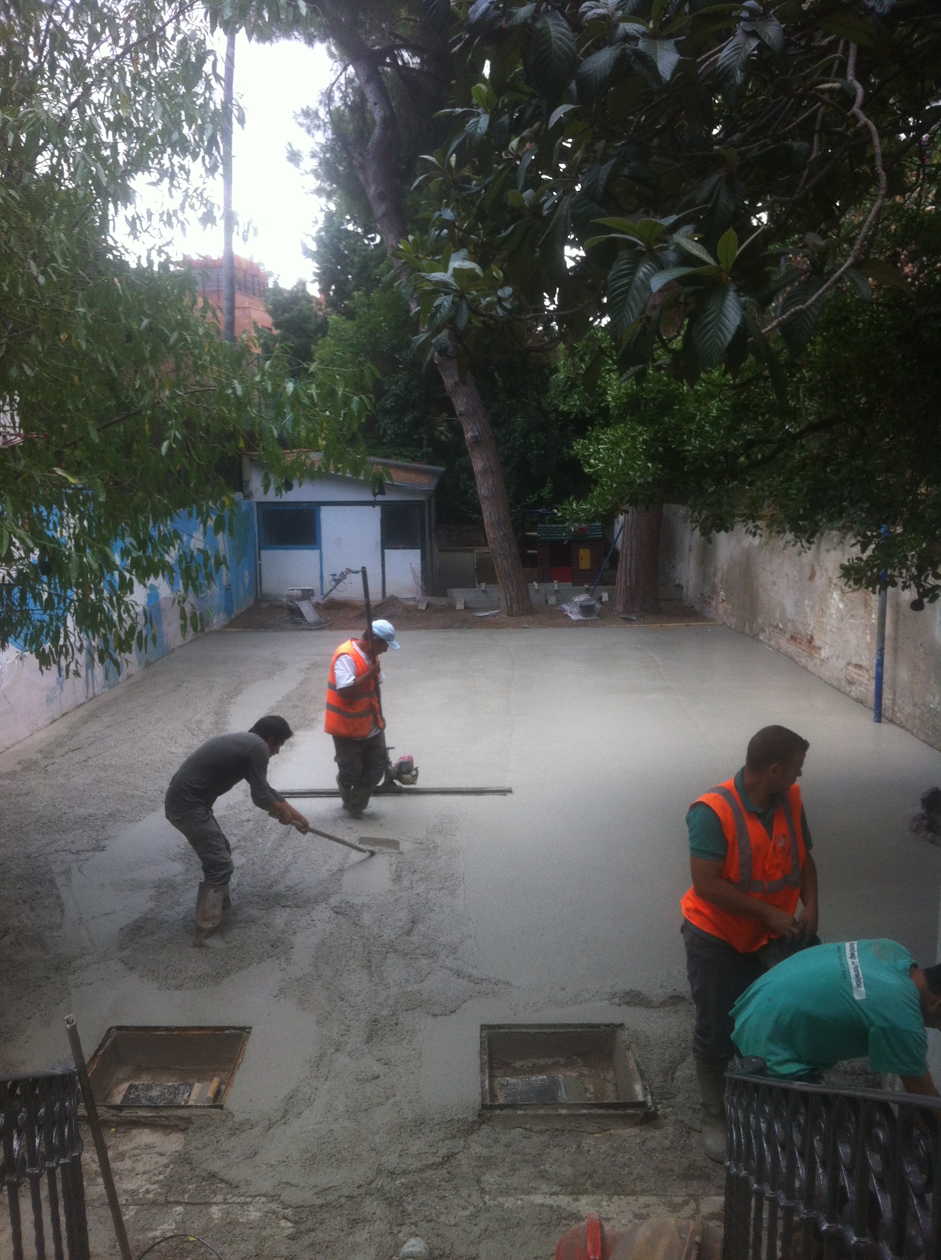 Rehabilitació i millora del espai de pati exterior de l'escola Psico-pedagogica GURU, al carrer Bisbe Català,38 de Barcelona