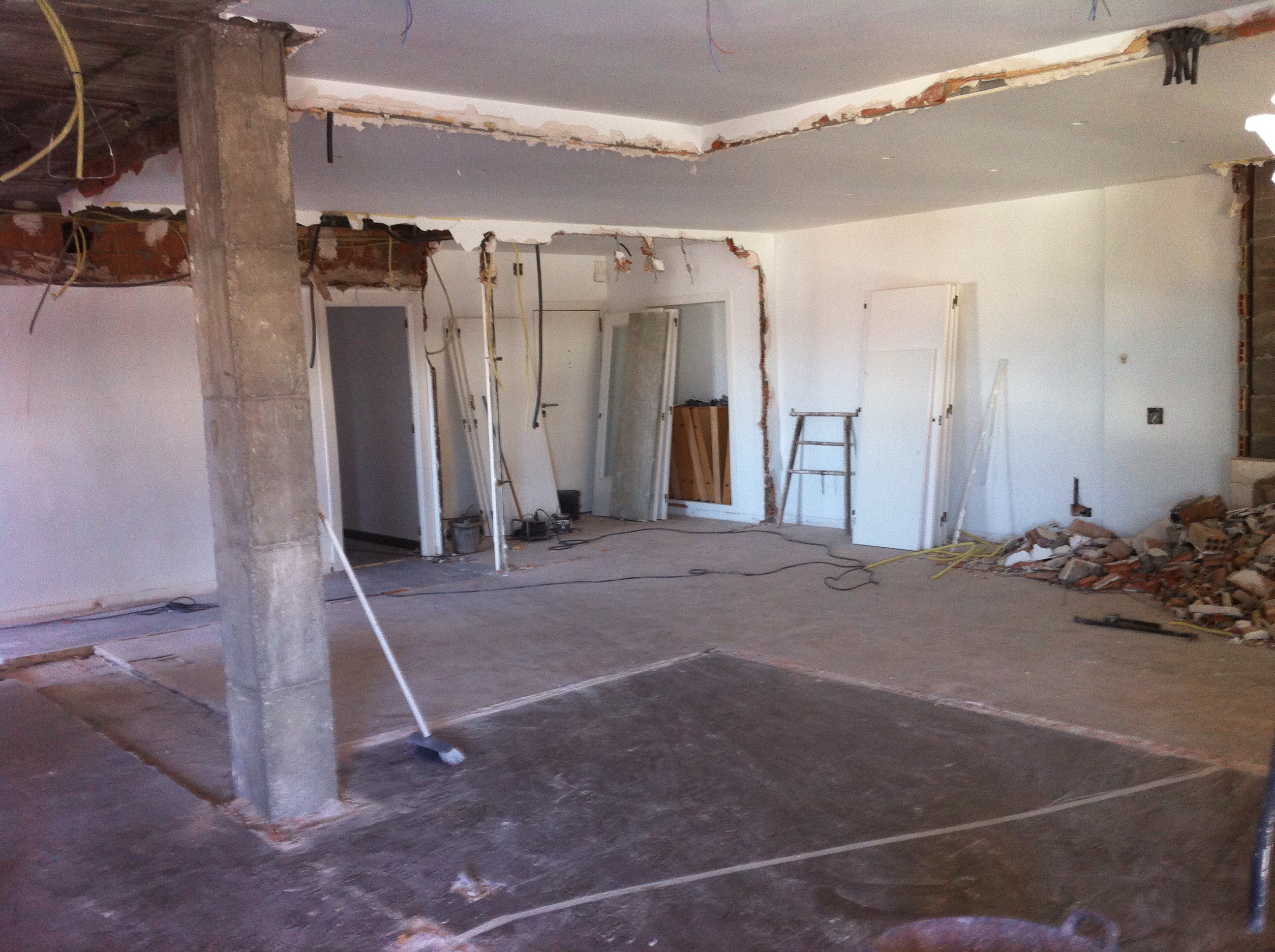 Inici de les obres de rehabilitació integral d'un habitatge al carrer Balmes, 413 de BARCELONA